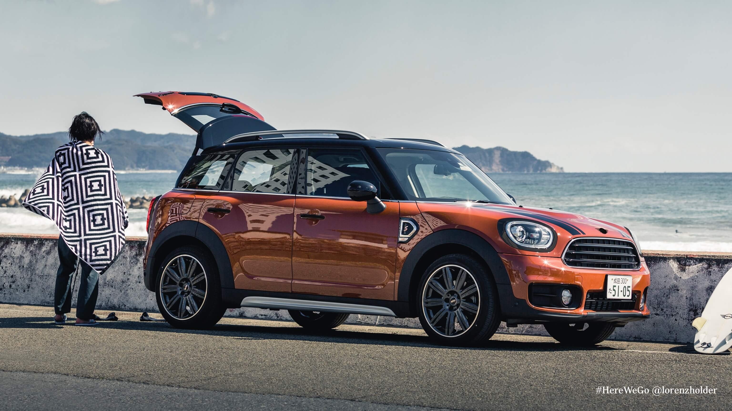 MINI Mini Cooper Countryman All4 – orange – side view outdoors MINI Mini Cooper Countryman All4 – orange – side view outdoors